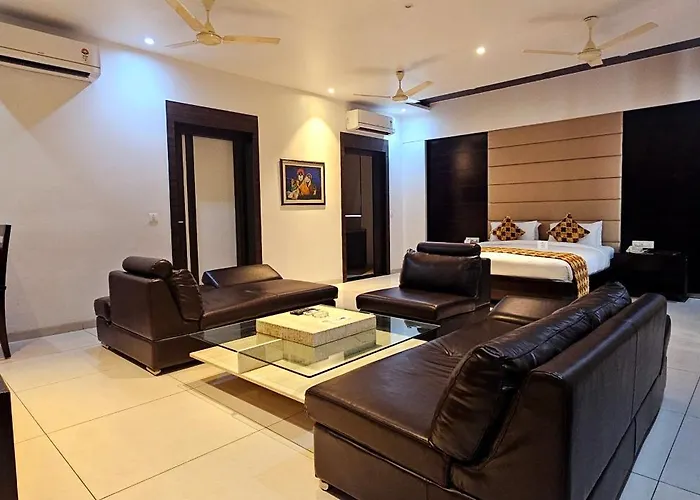 Jhansi Hotel
